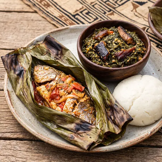 Maboké de poisson en feuille de bananier, saka-saka et chikwangue
